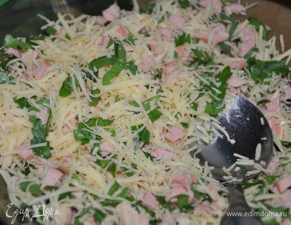 Колбасу мелко порезать, сыр потереть на мелкой терке, зелень мелко порубить.
