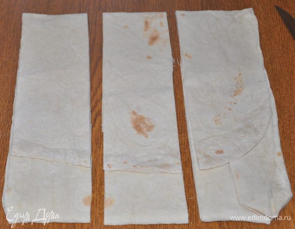 Лаваш порезать ножом или ножницами на полоски, развернуть.