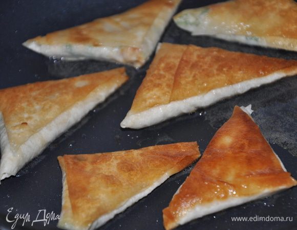 Сковороду хорошо разогреть и обжарить пирожки на растительном масле.