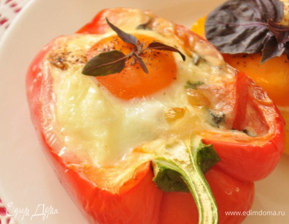Перец порезать пополам, вынуть семечки.
Мелко порезать бекон и уложить на дно половинок перчиков.
Сверху выложить кусочки томатов, присыпать мелко порубленным базиликом.
Сверху положить чайную ложку сливочного сыра (плавленного или др.). Вбить яйцо, посолить, поперчить и запечь в духовке.
Если перец очень крупный или толстокожий, можно сначала запечь немного перец с начинкой без яйца, а потом вбить яйцо и запечь снова.