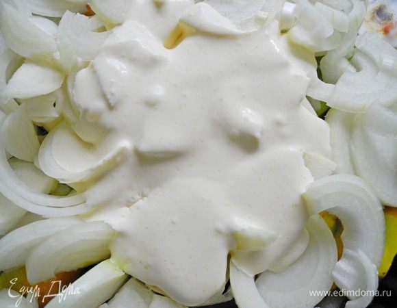 Лук режем полукольцами. Сметану смешиваем с сахаром и солью. Одну ложку  откладываем в отдельную посуду. Остальную смесь добавляем к луку, перемешиваем.