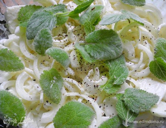 Добавляем свежие листья шалфея. 