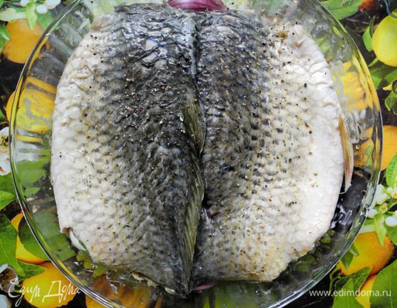 Затем эту смесь выкладываем в форму для запекания. Я брала круглую, можно делать в любой, подходящей по размеру. Сверху заботливо укладываем нашего карпика-бабочку, кожей вверх, перчим. 