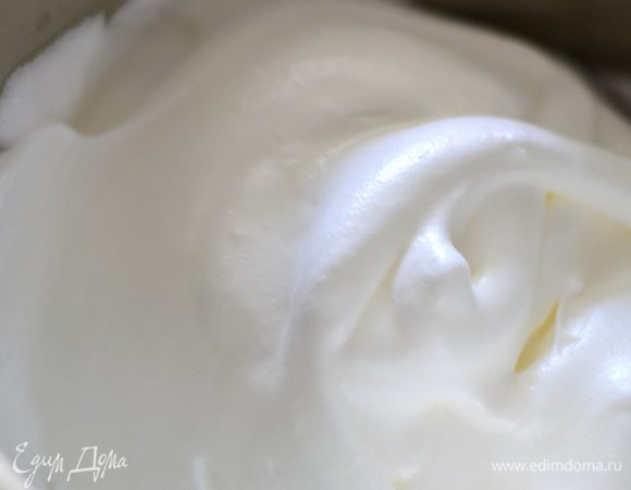 Отделяем белки от желтков. Взбиваем белки с пару каплями лимонного сока и ПОЛОВИНОЙ НОРМОЙ сахара до устойчивых ,гладких и блестящих пиков,в конце добавляем сахарную пудру,не прекращая взбивать,я так страхуюсь,чтобы белки не осели и были по консистенции как густой крем.Для бисквита самое главное правильно взбить белки!!!