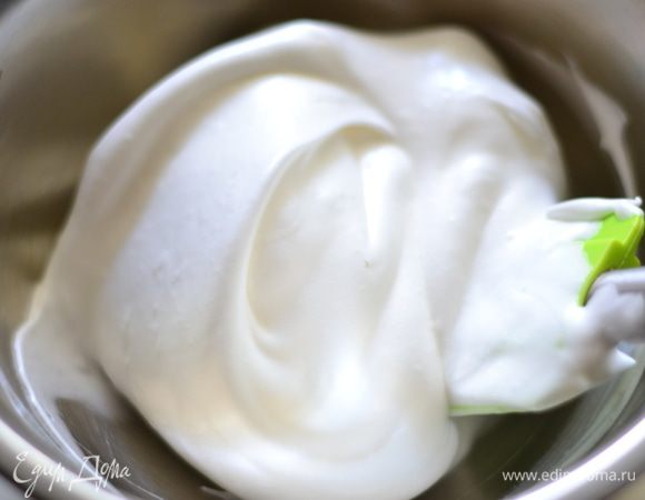 Отдельно взбить желтки С ОСТАЛЬНОЙ ПОЛОВИНОЙ НОРМОЙ САХАРА в густой крем.Взбиваем минут 10. Теперь во взбитые желтки добавляем не много взбитых белков и лопаткой, заворачивающими движениями перемешиваем,затем добавляем остальные белки и также перемешиваем.