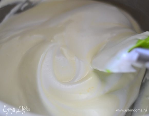 Пару ложек этой смеси добавить в остывший белый шоколад и аккуратненько перемешаем,чтобы масса получилась однородной,добавить еще немного и снова перемешать. 