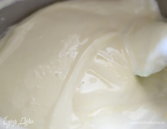 Теперь однородную шоколадно-яичную массу добавляем  в основную яично-взбитую смесь и перемешаем. Таким образом должна получится пышно-яичная масса и шоколад с маслом совсем не утяжелит ее. В конце добавить просеянную муку,лопаткой аккуратненько перемешать и вылить в форму,застеленную пергаментом,не чем не смазанную. Поставить в духовку и выпекать около 40 минут до сухой палочки,проверять можно только на 30 минуте готовности.Готовый бисквит оставить с приоткрытой дверцей духовки на минут 5.