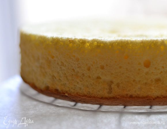 Теперь быстро перевернуть в форме на пергамент и дать остыть. Остывшую форму обратно аккуратно перевернуть и извлечь бисквит. У меня в принципе все отделилось и без ножа. Дать бисквиту отдохнуть. Для того.чтобы бисквит ровно резался и не крошился,положите ,завернув его в фольгу  на 20-30 минут в морозилку,