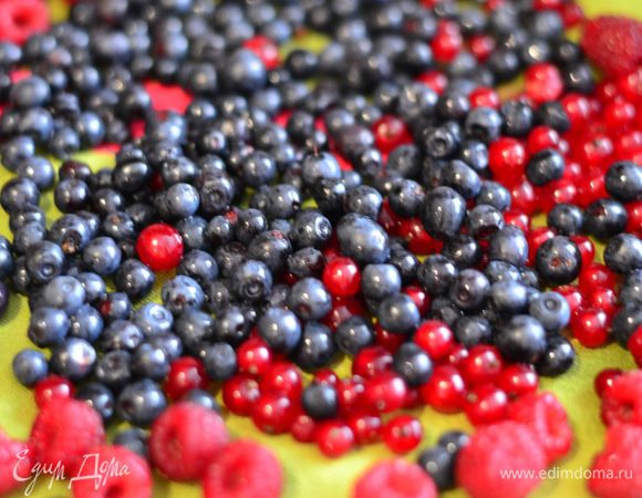 Готовим белково-заварной крем. Для начала ягоды помыть и обсушить.