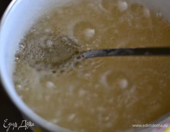 Соединить воду с сахаром,поставить на средний огонь и варить минут 8-10 до густого и кипящего сиропа. Сироп должен все время булькать.Как проверить,что сироп готов,нужно капнуть в емкость с холодной водичкой,если он взялся,т.е. получился мягкий сахарный шарик на дне емкости,то сироп готов.В готовый сироп добавить лимонный сок-2 ст.л. и перемешать.