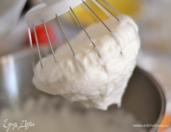 За минут 5 нужно начать взбивать белки со щепоткой соли в плотную пену,как на фото,взбивать минут 8.