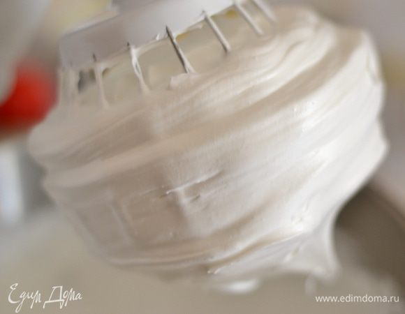 Во взбитые белки тонкой струйкой медленно вливать горячий!,прямо с огня сироп, не прекращая взбивания,продолжать процесс взбивания ещё около 15 минут. За это время крем должен полностью остыть и очень хорошо загустеть,быть плотным. Лучше переставить миску с белками в большую миску к с ледяной водой и продолжать взбивать до тех пор, пока крем не остынет.  Мне в принципе хватило и 10 минут. Смотрите на густоту крема. Если он загустел и держит очень хорошо форму,крем готов!Во время  взбивания добавить 2 ч.л. лимонного сока.