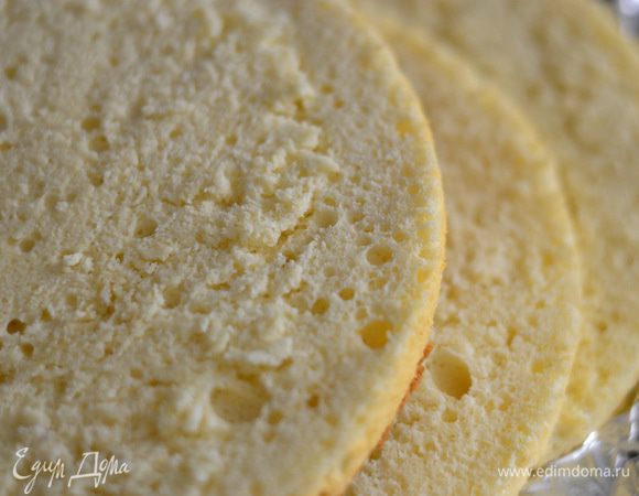 Разрезать бисквит на 2 ровные части,чтобы получились 3 одинаковых коржа.