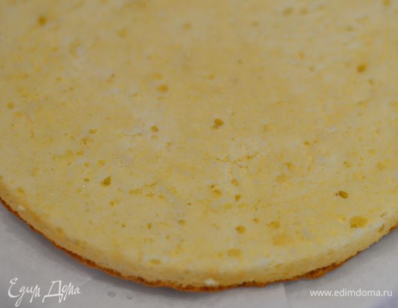 .На тарелку выложить по кругу вырезанные квадратики из пергамента. Положить на них корж.Пропитать корж лимонным сиропом,совсем слегка. Ка готовить лимонный сироп.Для этого нужно поставить воду с сахаром на огонь,уварить до растворения сахара и в конце добавить лимонный сок.