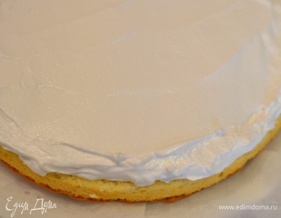 Теперь разделить крем на 3 равные порции. И смазать корж кремом.