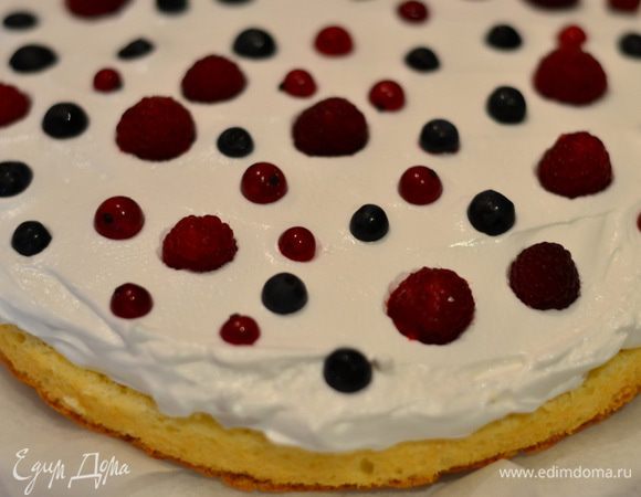 Сверху на крем выложить ягодки,не очень густо.