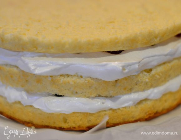 Накрыть другим коржом и так повторить с другими коржами.