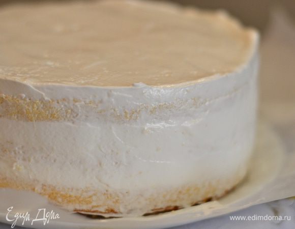 Выровнять крем по поверхности и бокам тортика.