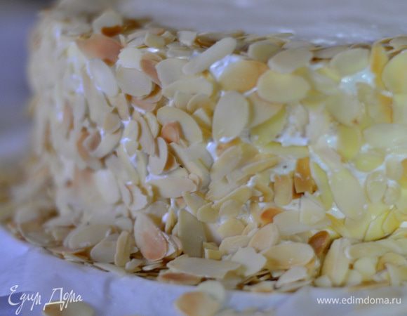 На бока нанести слегка поджаренный в духовке (минут 5-7 при т 200 гр)_ миндаль.