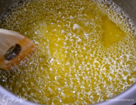 Духовку включить разогреваться на 160 С. В небольшой кастрюльке начать разогревать сливочное масло на небольшом огне. 