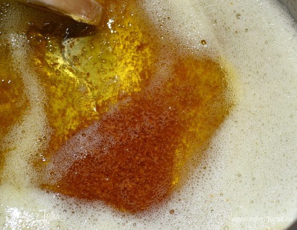 Как только масло полностью расплавится, продолжать варить на несильном огне еще минут 5, постоянно помещивая (!), пока на дне кастрюльки не появятся коричневатые хлопья... Снять масло с огня и полностью остудить!     