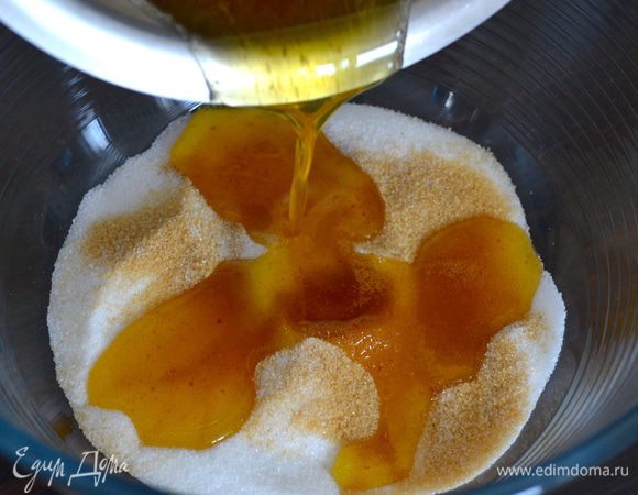 Затем в отдельной миске смешать оба вида сахара. Добавить растопленное остывшее масло. 