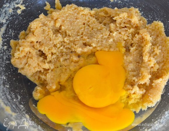 Добавить к полученной массе одно целое яйцо и желток (комнатной температуры). Положить ванильный экстракт. 