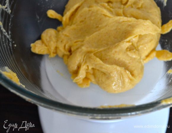 Ставим на весы прежнюю миску, и выкладываем в нее ровно половину теста - у меня 261 г. ))) 