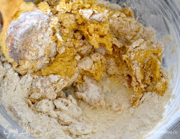 Теперь в одну половину теста добавляем 145 г муки, 1/4 ч.л. пищевой соды, щепотку соли и как следует вымешиваем. 
