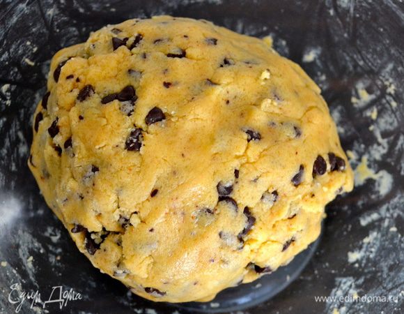 Я сразу поставила миску со светлым тестом в холодильник на время, пока вымешивала шоколадную половину теста. 