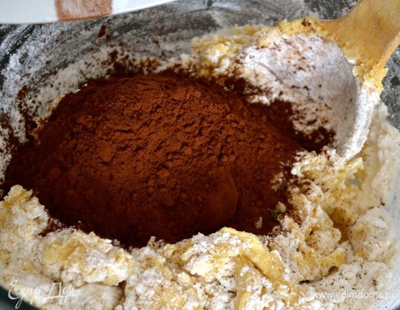 Итак, во вторую часть теста добавляем оставшуюся муку (115 г), какао-порошок, 1/4 ч.л. пищевой соды, щепотку соли и снова как следует перемешиваем. 