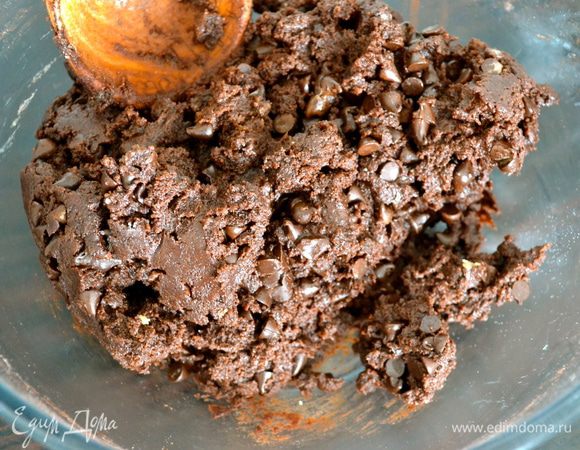 Высыпаем оставшуюся половину кусочков шоколада и формируем второй, темный шар теста. И его можно на 5 минут поставить в холодильник, чтобы затем было проще лепить печенье.  