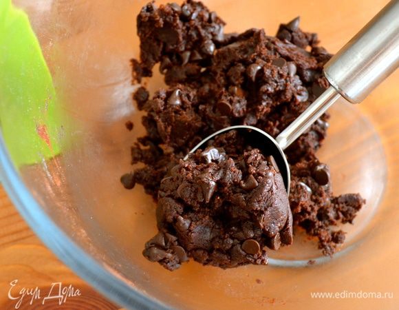 А теперь приступаем у самой интересной части формирования печенья. Из каждой части теста нужно слепить 12 шариков, размером примерно с шарик для пинг-понга. Я помогала себе ложкой для мороженого, очень удобно и помогает подобрать правильный размер шарика из теста.   