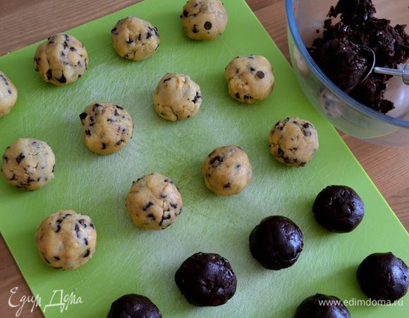 В итоге получается 12 шариков светлого и столько же шариков из темного теста. Всего 24 штуки. 