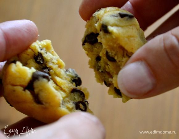 Протвень застелить пекарской бумагой. Теперь берем шарик из теста и руками разламываем его пополам... Просто ломаем на две равные половинки. Вот так... 