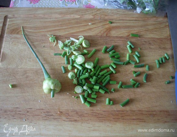 Стрелки чеснока порубить, немного обжарить на растительном масле.