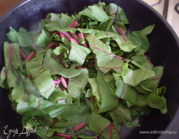 К чесноку добавить листья свеклы.