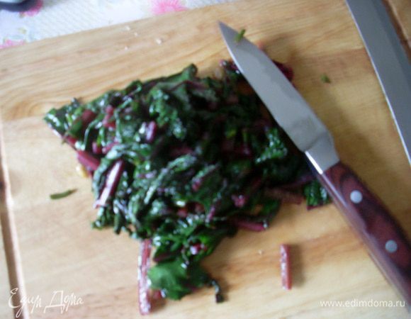 Готовую свеклу порезала помельче (крупноватые черешки получились) и посолила.