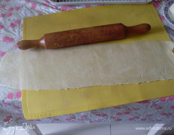 Раскатала сделанное заранее тесто (оно у меня получилось жестковатое, видимо рецепт все-таки для машинки для пасты, можно было поменьше добавлять муки). Получилось два пласта.