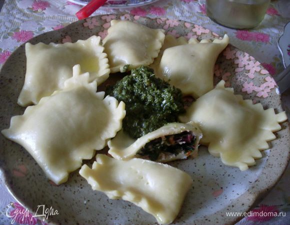 Очень вкусно со свежим песто из зеленого базилика, оливкового масла, кедровых орешков и пармезана.