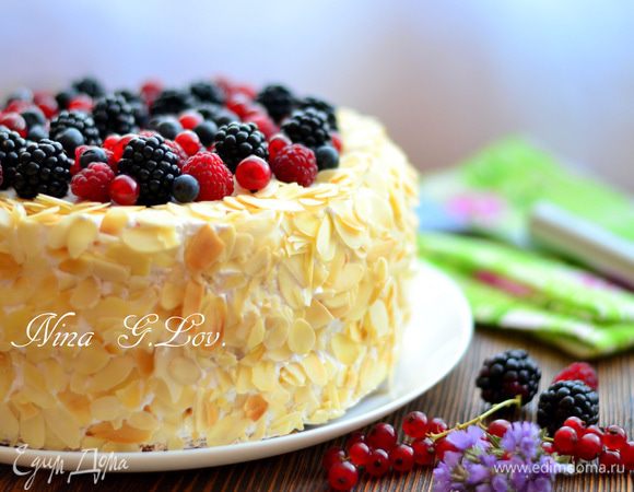 Украсить тортик ягодами,поставить в холодильник на несколько часов для пропитки.