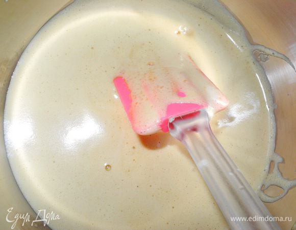 Я не рискнула оставить яйца сырыми, поэтому использовала этот способ.
Яйца слегка взбила с сахаром, затем перелила смесь в кастрюлю и на маленьком огне нагрела до растворения сахара, постоянно помешивая.
Если используете перепелиные или цесариные яйца, то можно не нагревать.