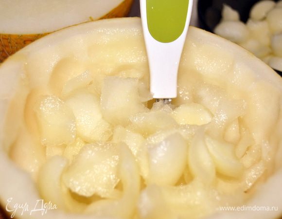 Дыню помыть, разрезать пополам и выскрести мякоть.