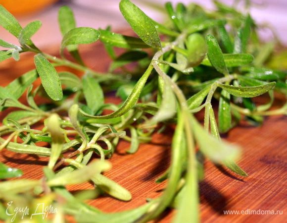 Берем розмарин, снимаем листочки.