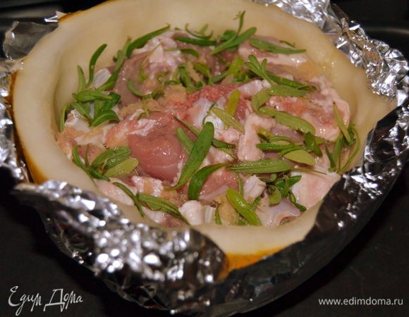 Для дыни делаем мисочку из фольги и отправляем в разогретую до 200-220 гр духовку.У меня получилось на час.