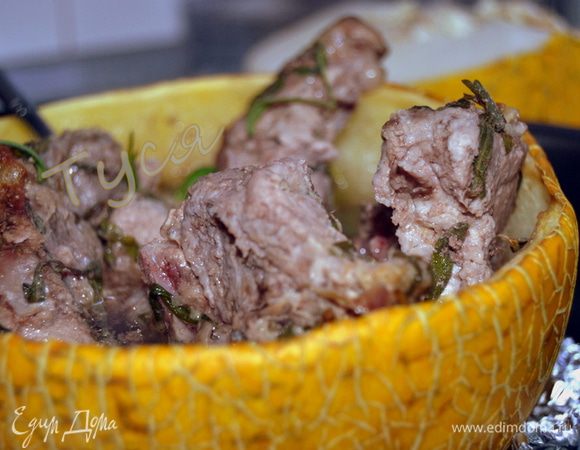 Подавать лучше с гарниром.В дыне скапливается много вкусного бульончика.