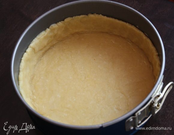 Для начала займемся тестом. Смешиваем муку с маслом, перетираем в крошку, добавляем соль и яйцо и вымешиваем, пока тесто не станет гладким и упругим.
 Если очень сухо,можно добавить 1/2  ст.л. холодной воды. Заворачиваем в пленку и убираем в холодильник на 20 минут. Достаем тесто из холодильника и раскатываем его в круг примерно 24 см. Я делаю это сразу на бумаге для выпечки. Переносим в форму (если разъемная,то кладем пергаментом вверх,а если не разъемная,то пергаментом вниз). Формируем вот такие бортики.