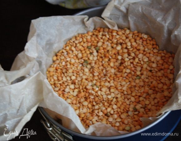 На пергамент кладем фасоль или горох, и ставим в разогретую до 180 градусов на 15-20 минут. Достаем из духовки,убираем фасоль и выпекаем еще 5 минут и остужаем.