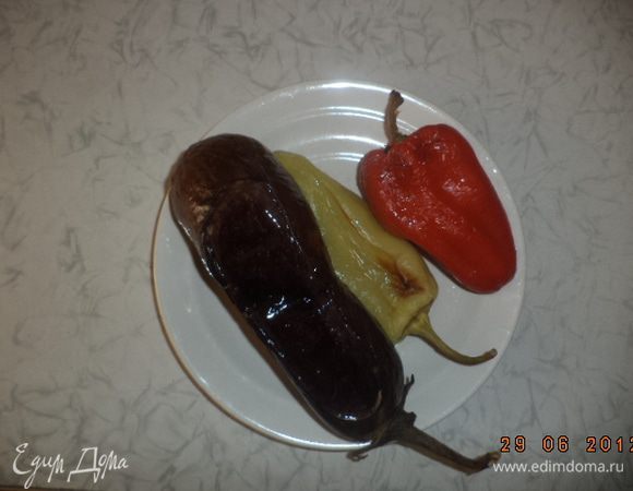 Разогреть духовку до 190 градусов. Баклажан и перцы выложить в форму для запекания, сбрызнуть оливковым маслом, баклажан наколоть вилкой. Запекать овощи 15-20 минут.
Остудить. С перцев снять кожицу и удалить сердцевину. Мякоть перцев и баклажана нарезать кубиками среднего размера.