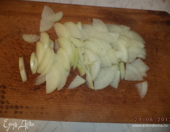 Лук нарезать полукольцами. Обжаривать лук на оливковом масле до прозрачности. Чеснок порубить.